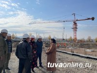 Сенатор Дина Оюн ознакомилась с ходом строительства школы в г. Чадане
