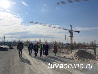 Сенатор Дина Оюн ознакомилась с ходом строительства школы в г. Чадане