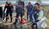 В Туве спасателям МЧС пришлось разрезать машину после ДТП, чтобы вытащить пострадавших