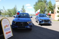В Туве ветеранам СВО вручены первые автомобили с ручным управлением
