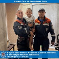 В Туве спасатели с балкона 5 этажа перелезли на 4-й и открыли дверь в запертую с ребенком квартиру