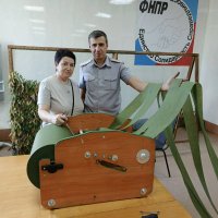 Разрезание полосок ткани для плетения маскировочных сетей для волонтеров Тувы автоматизировали