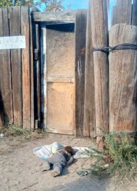 На улице Кызыла обнаружили малышку, спящую на грязной подстилке у ворот чужого дома