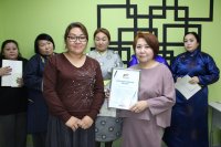 В Кызыле завершились курсы для жен и матерей героев СВО по пошиву национального пальто (тон)