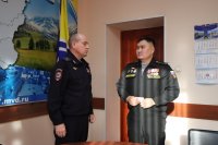 Министр МВД Тувы Юрий Завьялов вручил водительские права военнослужащему с ОВЗ