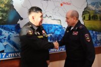 Министр МВД Тувы Юрий Завьялов вручил водительские права военнослужащему с ОВЗ