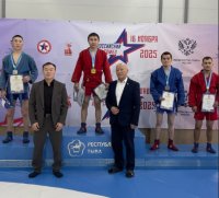 В Туве ко Дню самбо определили сильнейших самбистов республики 