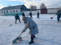 В улуг-хемском Арыскане в честь Дня матери сыграли в футбол с помощью метёл