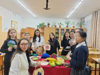 Выставка войлочных изделий ТувГУ прошла в гимназии Кызыла