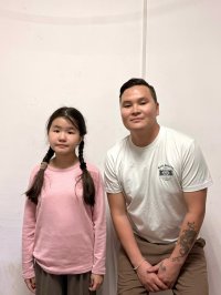 В Туве артист балета оперативно выбежал на плач ребенка и спас девочку от нападения собак