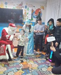 Совет молодежи МВД Тувы организовал новогодний праздник для маленьких пациентов Противотуберкулезного диспансера
