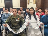 В Кызыле состоялось первое бракосочетание года. Участника СВО и его супругу поздравил Сергей Шойгу