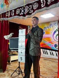 Фокусник Ай-Хаан Ондар выступил для подопечных домов-интернатов в Бурене и Дерзиг-Аксы