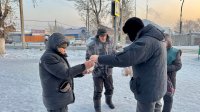 В Кызыле с утра -42°, соцработники Тувы в морозы поддерживают бездомных горячими обедами