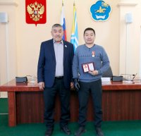 Кызылчанина Чаяна Саая наградили медалью за постоянное оказание гуманитарной помощи участникам СВО на передовой