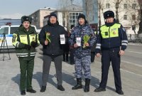 Водительниц на улицах Кызыла поздравили с 8 Марта