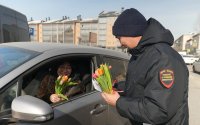 Водительниц на улицах Кызыла поздравили с 8 Марта