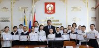 Мэр Кызыла Айдын Сарыглар отметил стипендиями 20 юных талантов в области искусства 
