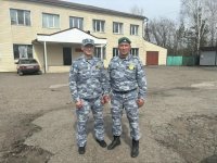 В Туве судебные приставы во время несения службы помогли потушить пожар в жилом доме