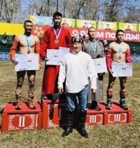 В Туве турнир по борьбе хуреш, посвященный Первомаю, завершился в 22 ч