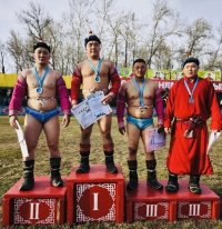 В Туве турнир по борьбе хуреш, посвященный Первомаю, завершился в 22 ч