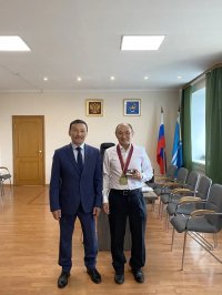 В Туве вручили удостоверения мастеров спорта и мастеров спорта международного класса ветеранам отрасли