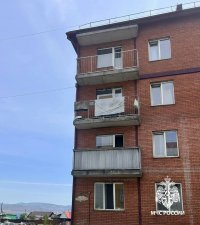 В Кызыле спасатели спугнули с открытого балкона двухлетнего малыша