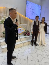 В Кызыле молодая пара получила премию в 100 тысяч рублей за трезвую свадьбу