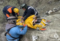 Выжил чудом: как с помощью дрона и вертолета Ми-8 спасли водителя, упавшего в УАЗе с 800-метрового обрыва в Туве