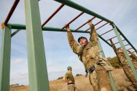 Судебный пристав из Тувы Айдын Куулар завоевал зеленый берет и получил именные часы от руководителя Службы