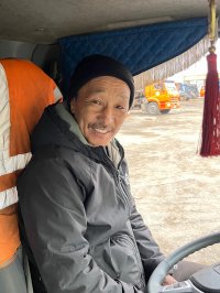 Водитель мусоровоза из Тувы Эрес Куулар в день успевает вывозить до 130 контейнеров